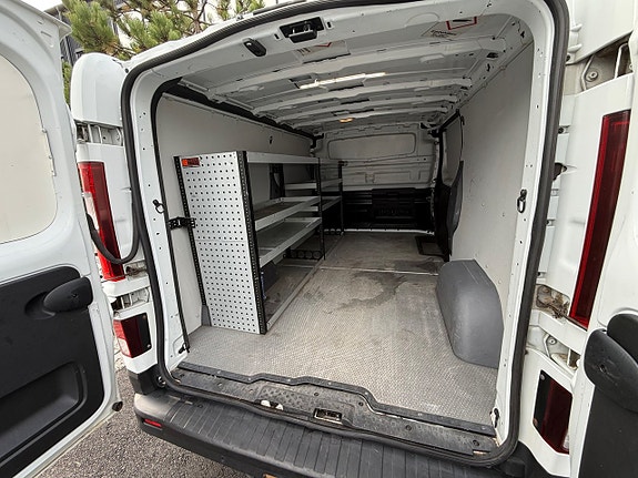 Nissan NV300 8 of 17