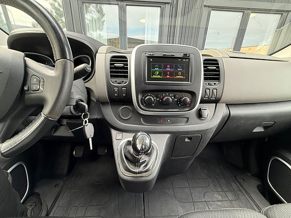 Nissan NV300 11 of 17