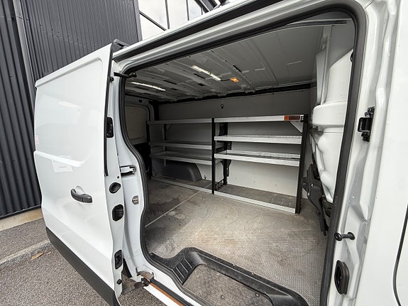 Nissan NV300 7 of 17