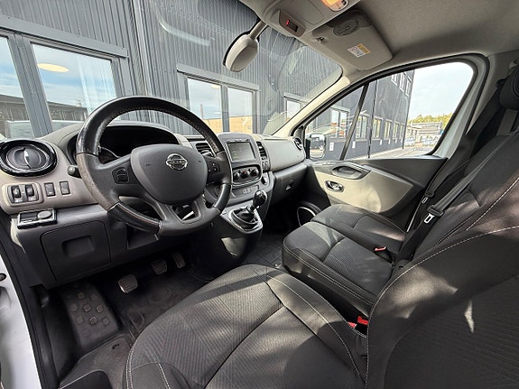 Nissan NV300 9 of 17