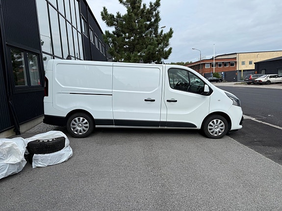 Nissan NV300 2 of 17
