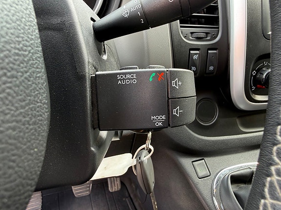 Nissan NV300 17 of 17