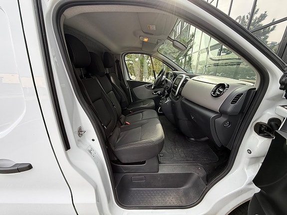 Nissan NV300 15 of 17