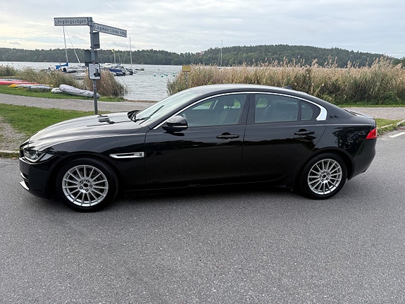 Jaguar XE 2 of 14