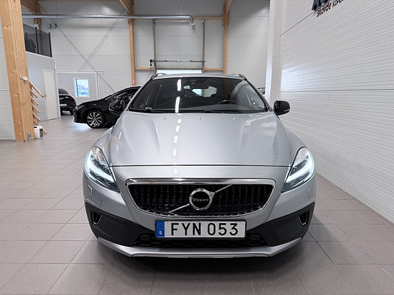 Volvo V40 Cross Country 2 of 18
