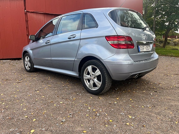 Mercedes-Benz B170 2 of 5