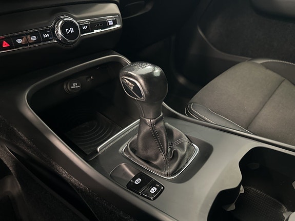 Volvo XC40 12 of 17
