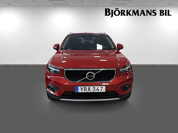 Volvo XC40 2 of 17