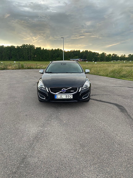Volvo V60 2 of 9