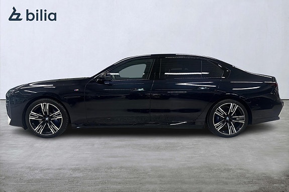 BMW i7 3 of 24