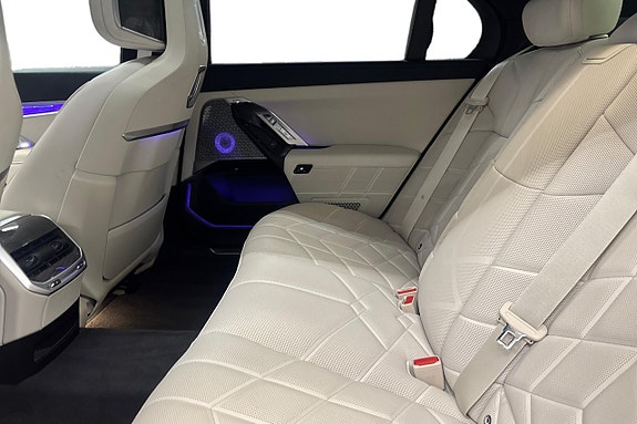 BMW i7 14 of 24