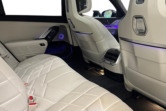 BMW i7 7 of 24