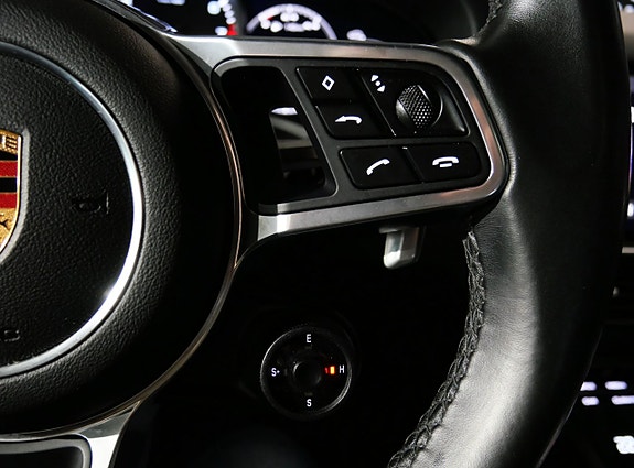 Porsche Cayenne 11 of 25