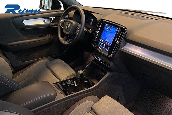 Volvo XC40 11 of 19