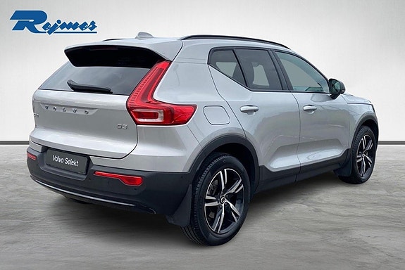 Volvo XC40 2 of 19