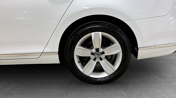 Volkswagen Passat 6 of 13