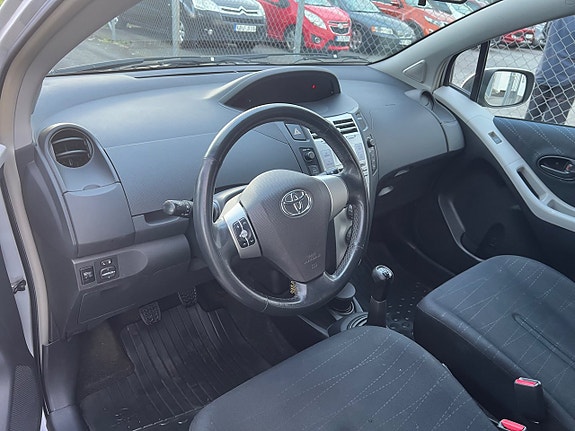 Toyota Yaris 5 of 7