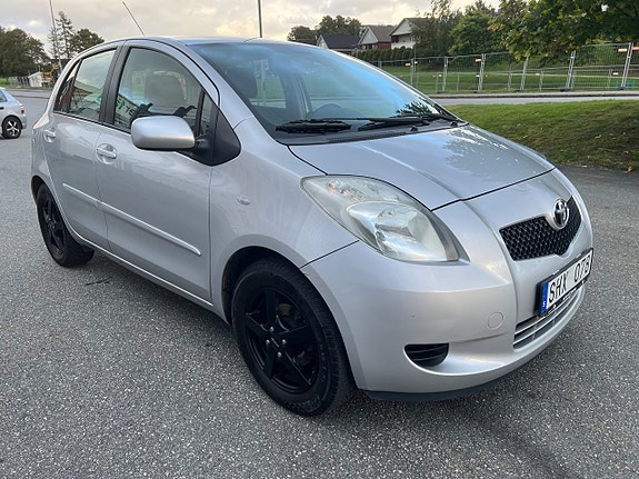 Toyota Yaris 2 of 7