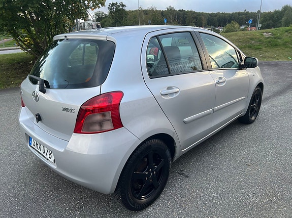 Toyota Yaris 3 of 7