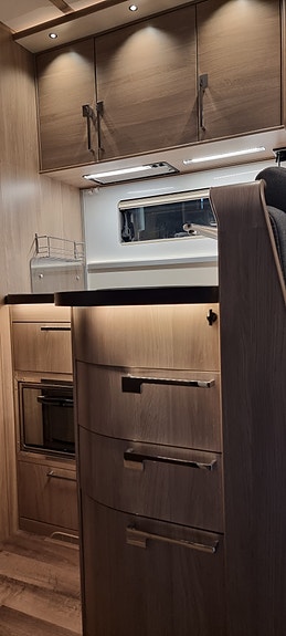 KABE TRMX 780LQB Queenbed H-stödben ,AC, Solpanel, Litiumbatteri 12 of 22