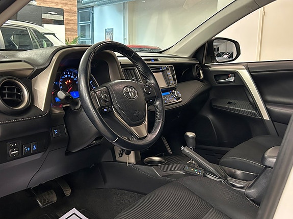 Toyota RAV4 12 of 18