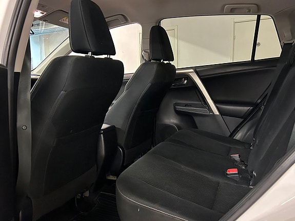 Toyota RAV4 14 of 18
