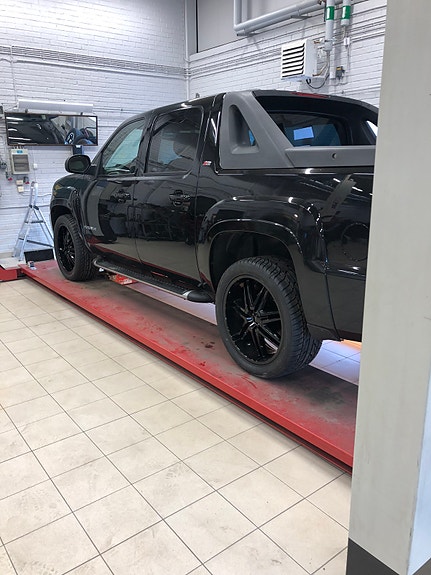 Chevrolet Avalanche 2 of 5