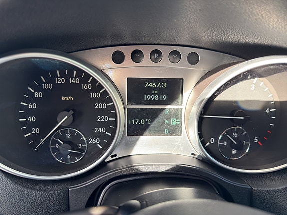 Mercedes-Benz ML300 16 of 18