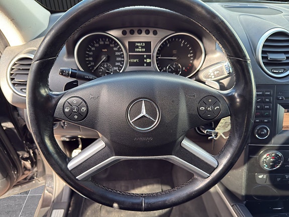 Mercedes-Benz ML300 15 of 18