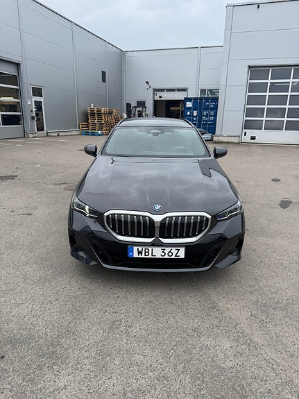 BMW 530e 2 of 5