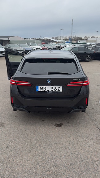 BMW 530e 3 of 5