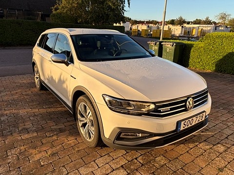 Volkswagen Passat Alltrack 2 of 3