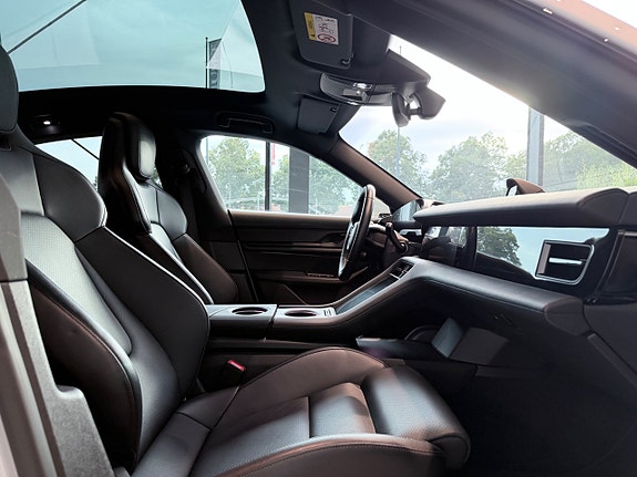 Porsche Taycan 4S 17 of 26