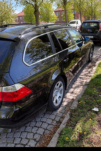 BMW 523i 3 of 4
