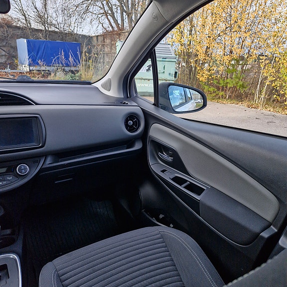 Toyota Yaris 10 of 15