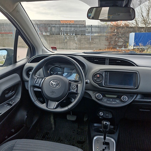 Toyota Yaris 9 of 15
