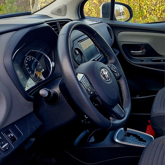 Toyota Yaris 8 of 15