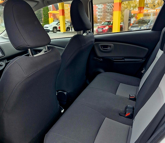 Toyota Yaris 12 of 15