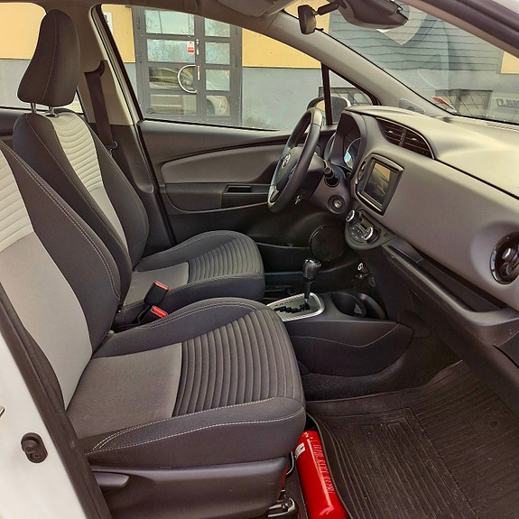 Toyota Yaris 11 of 15