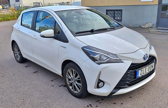 Toyota Yaris 2 of 15
