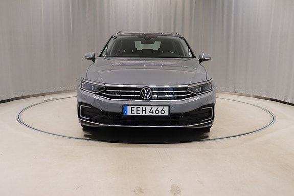 Volkswagen Passat 2 of 12