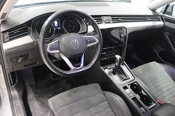 Volkswagen Passat 9 of 12