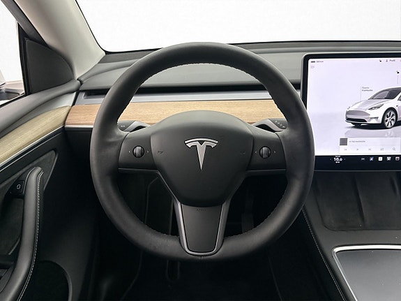 Tesla Model Y 15 of 30