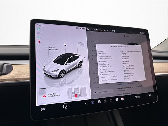 Tesla Model Y 28 of 30