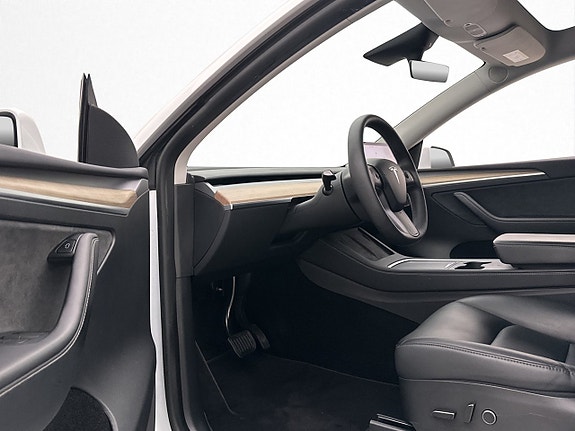 Tesla Model Y 12 of 30