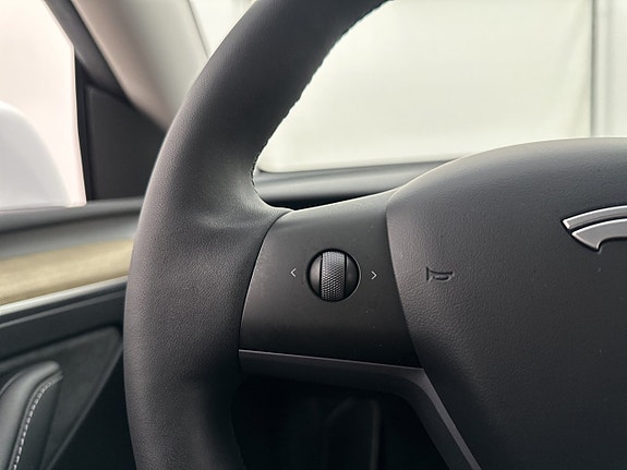 Tesla Model Y 19 of 30