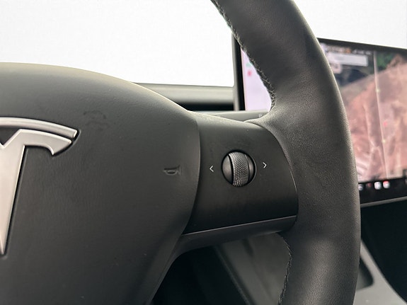 Tesla Model Y 20 of 30