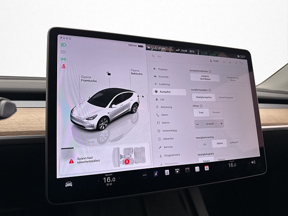 Tesla Model Y 26 of 30