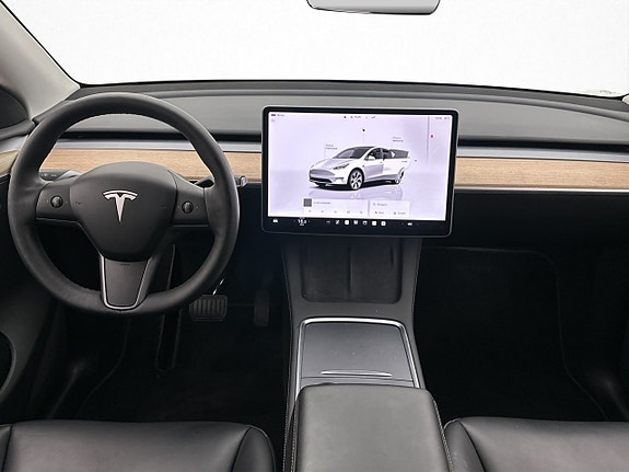 Tesla Model Y 14 of 30