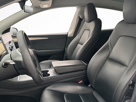 Tesla Model Y 13 of 30